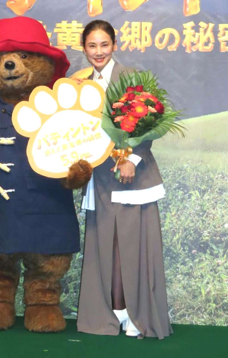 吉田羊、スリットドレス姿に絶賛!誰をハグ?寿司屋へ?